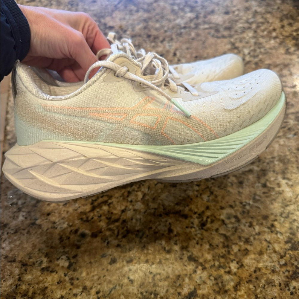COPY - ASICS Novablast 4 size 5.5 women’s